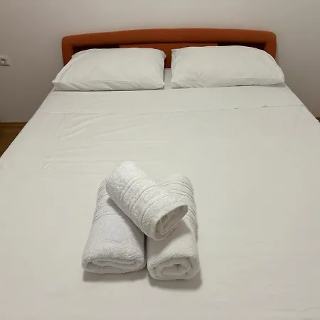 Leonie Apartment
