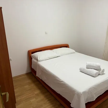 Leonie Apartment *